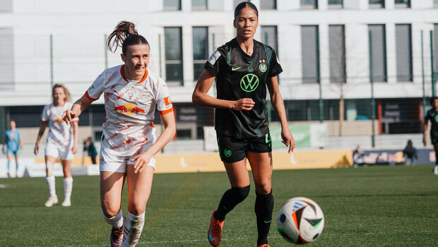 Die VfL-Wolfsburg-Spielerin Sveindis Jonsdottir im Zweikampf um den Ball.