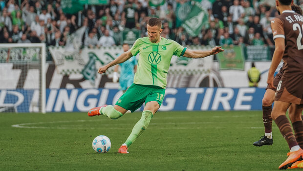 VfL-Wolfsburg-Spieler Denis Vavro schießt den Ball.