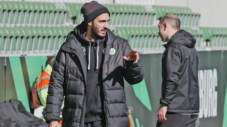 VfL-Wolfsburg-U17-Trainer Dennis da Silva Felix gibt mit der Hand Anweisungen.