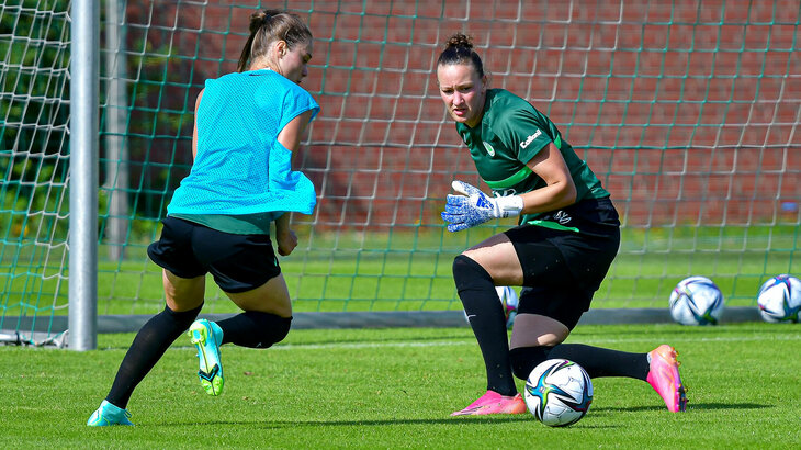Torhüterin der VfL Wolfsburg Frauen Almuth Schult fokussiert sich beim Training auf den Ball.