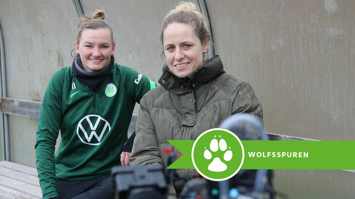 VfL-Wolfsburg-Spielerin Alexandra Popp lächelt in die Kamera. Rechts unten im Bild eine Grafik der Wolfsspuren.