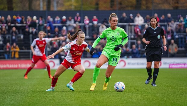 Die VfL Wolfsburg-Spielerin Jill Roord läuft mit dem Ball.