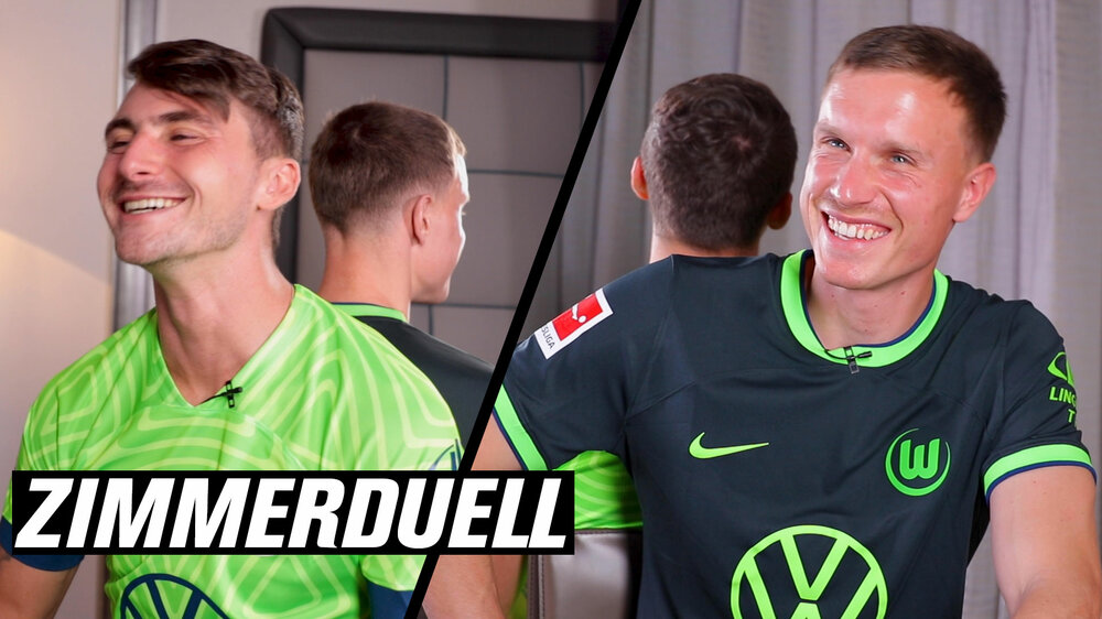 Die VfL-Wolfsburg-Spieler Maximilian Philipp und Yannick Gerhardt lachen in die Kamera beim Zimmerduell auf Wölfe Tv.