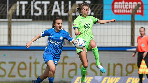Tabea Waßmuth vom VfL Wolfsburg in einem Zweikampf.