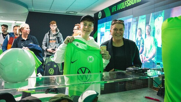 Ein Fan kauft sich das neue Trikot des VfL Wolfsburg.