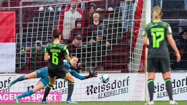VfL-Wolfsburg-Spielerin Janssen verwandelt den Elfmeter im Spiel gegen den 1. FC Köln.