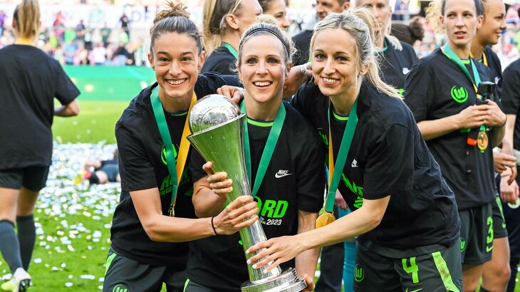 VfL-Spielerinnen Svenja Huth, Felicitas Rauch und Kathrin Hendrich jubeln gemeinsam nach dem Finale mit dem DFB-Pokal. 