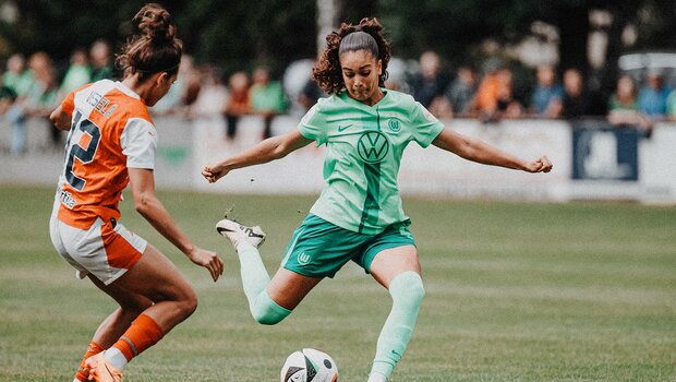 VfL-Wolfsburg-Spielerin Ariana Arias setzt zum Schuss an.
