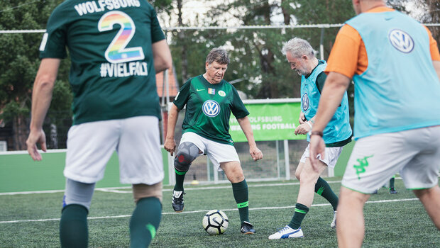 Spieler des VfL-Wolfsburg-Walking-Footballs auf dem Fußballplatz.