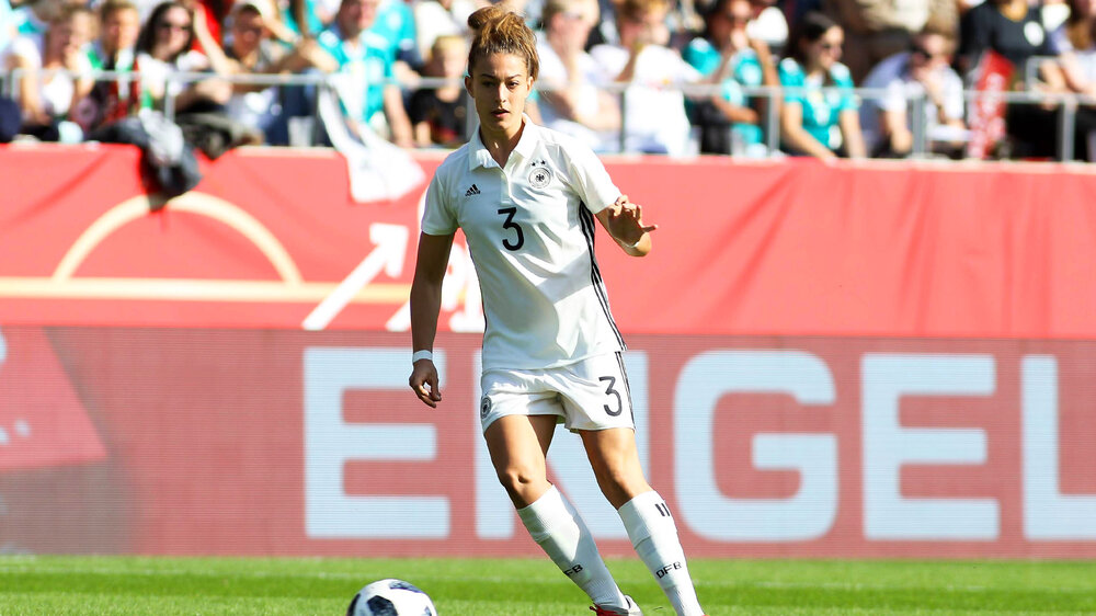 Felicitas Rauch während eines Länderspiels mit dem Ball am Fuss.