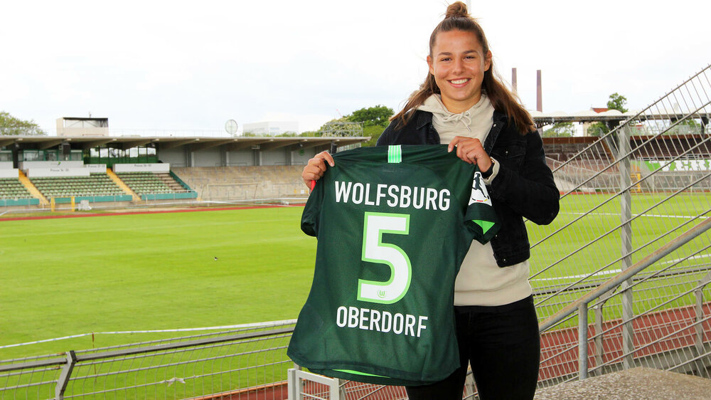 Lena Oberdorf mit einem VfL-Trikot mit der Nummer 5 im Stadion am Elsterweg.