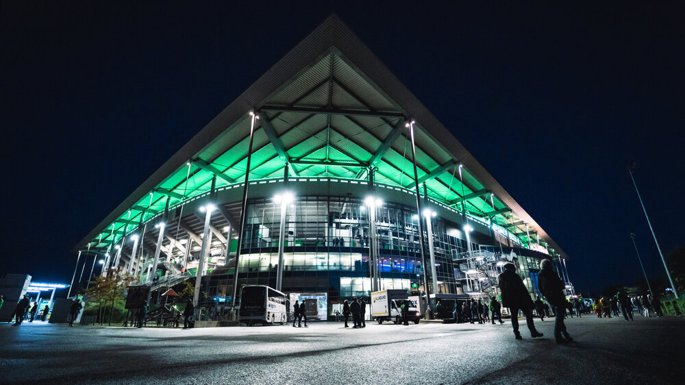 VfL Wolfsburg's Heimspielstätte Volkswagen Arena bei Nacht.