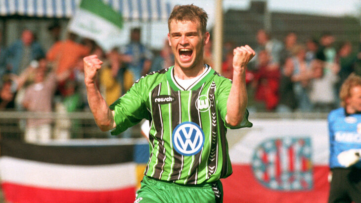 Der ehemalige VfL Wolfsburg Spieler ballt seine Fäuste und freut sich lautstark.