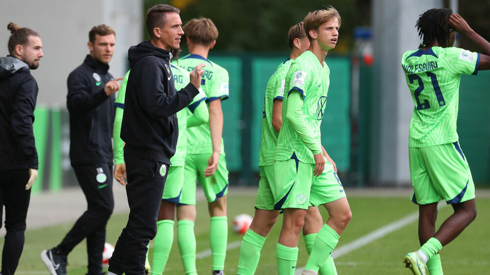 Der VfL-Wolfsburg-U19-Trainer Bauer gibt Anweisungen.