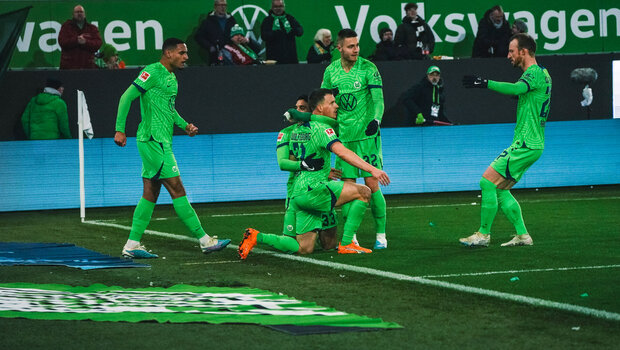 Die VfL-Wolfsburg-Spieler jubeln zusammen nach einem Tor.