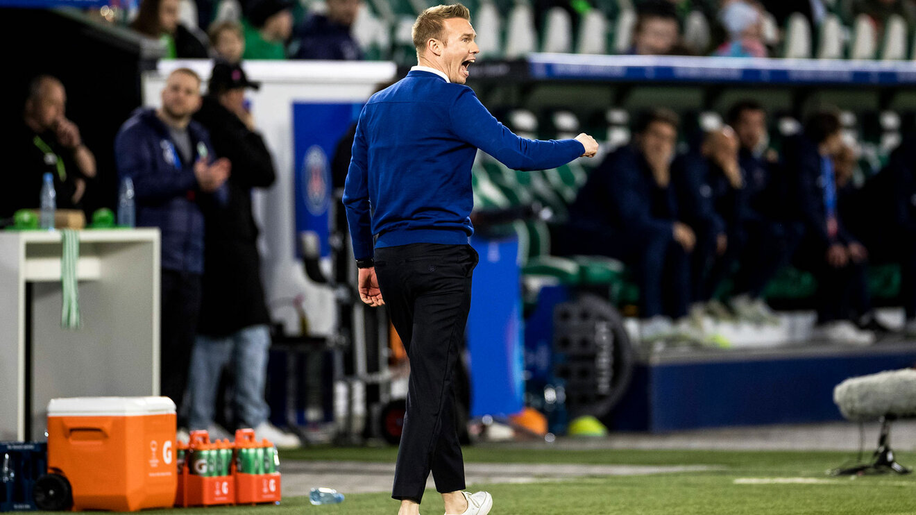 VfL-Wolfsburg-Trainer Stroot an der Seitenlinie während einem Spiel.
