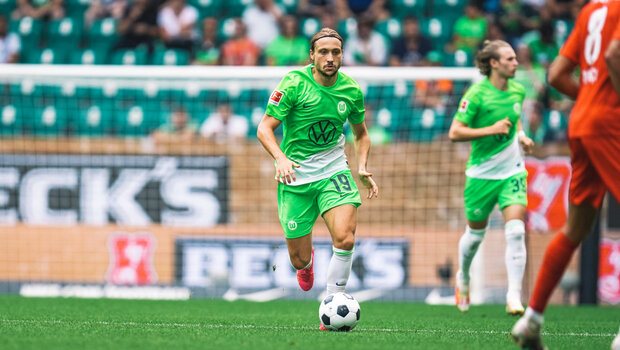 Lovro Majer vom VfL Wolfsburg läuft mit dem Ball am Fuß.