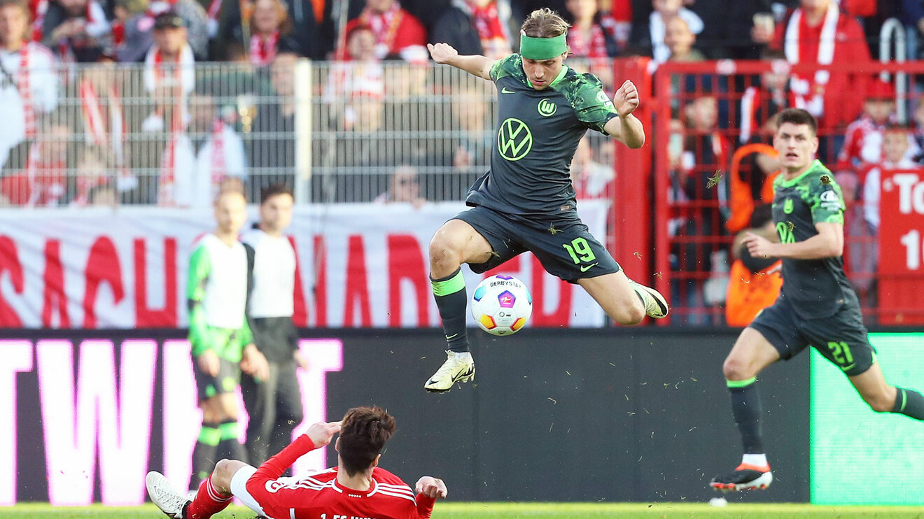 Der VfL-Wolfsburg-Spieler Lovro Majer holt aus dem Sprung für einen Schuss aus.