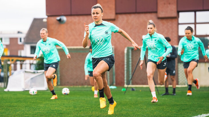 VfL-Wolfsburg-Spielerin Lena Lattwein im Sprint während einer Trainingseinheit am Elsterweg.