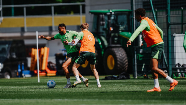 VfL-Wolfsburg-Spieler Lukas Nmecha beim Training in einem Zweikampf.