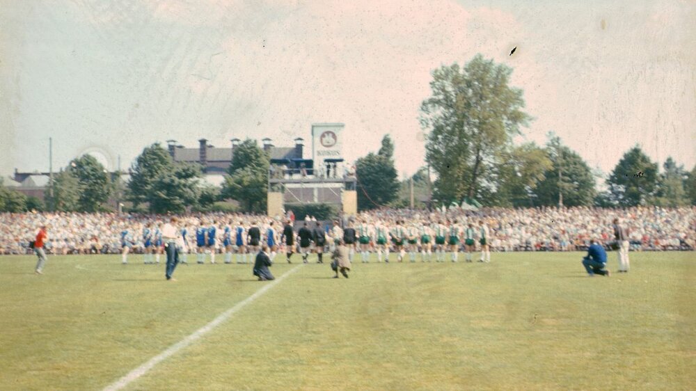 Ein historisches Bild der Aufstiegsrunde mit dem VfL Wolfsburg.