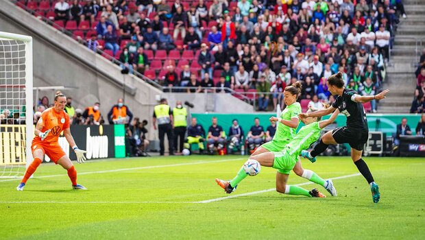 Die VfL-Wolfsburg-Spielerinnen Kathrin Hendrich und Felicitas Rauch blocken einen Torschuss einer Gegenspielerin ab.