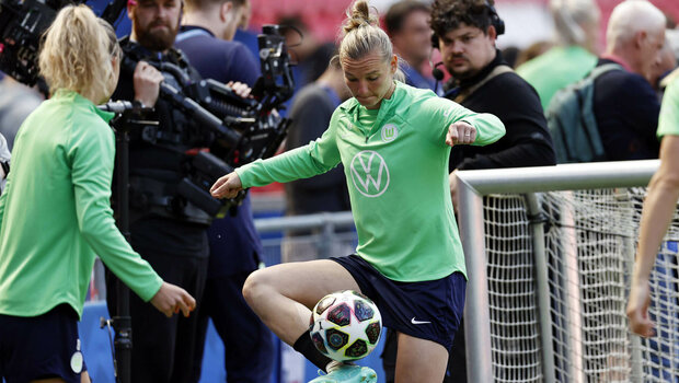 Die VfL-Wolfsburg-Spielerin Alexandra Popp nimmt den Ball mit dem Fuß an.