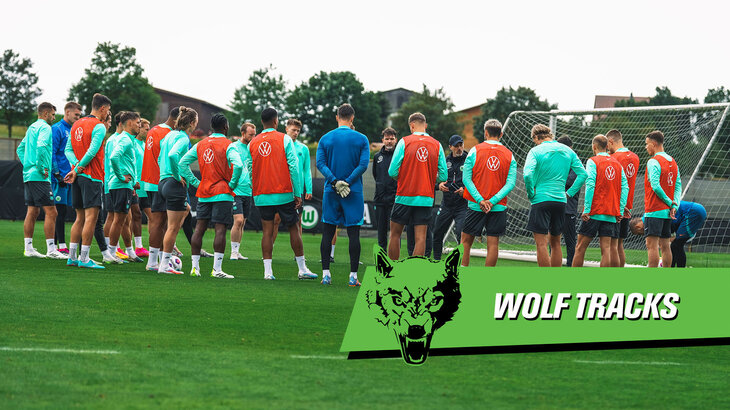 Die Spieler des VfL Wolfsburg stehen im Kreis auf dem Trainingsplatz in Donaueschingen.