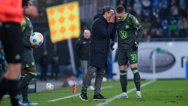 Niko Kovac spricht am Spielfeldrand mit Mattias Svanberg | VfL Wolfsburg.