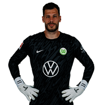 Der VfL Wolfsburg Spieler Marius Müller posiert mit den Händen in der Hüfte.