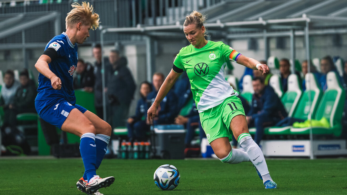 VfL-Wolfsburg-Spielerin Alexandra Popp im Zweikmapf mit einer Hoffenheimer Gegenspielerin.