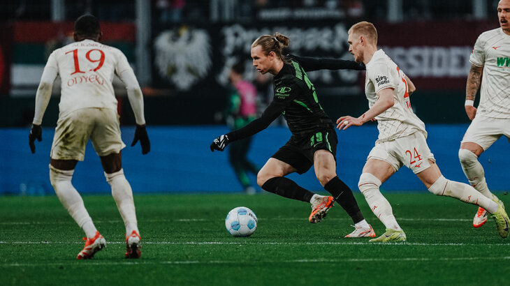 VfL-Spieler Patrick Wimmer befindet sich im Zweikampf um den Ball. 
