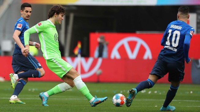 VfL Wolfsburg Spieler Jonas Wind spielt den Ball.