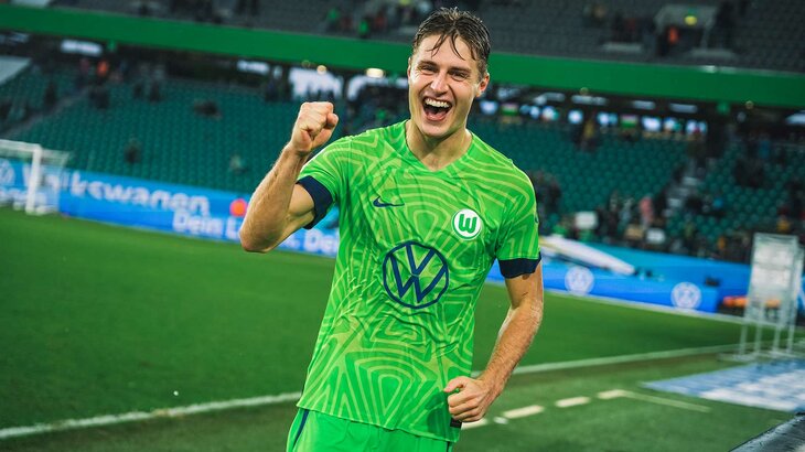 VfL-Wolfsburg-Spieler Mattias Svanberg jubelt in die Kamera.