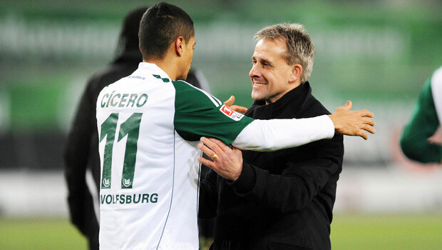 Pierre Littbarski umarmt VfL Wolfsburg Spieler Cicero.