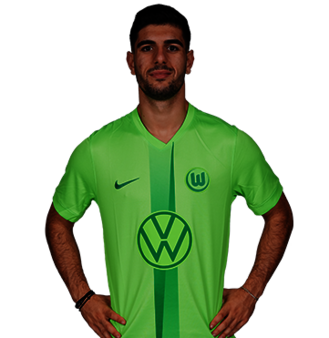 Der VfL Wolfsburg Spieler Konstantinos Koulierakis posiert mit den Händen in der Hüfte.