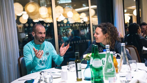 VfL-Wolfsburg-Spieler Cerny und Kalma beim gemeinsamen Abendessen im Trainingslager in Portugal.