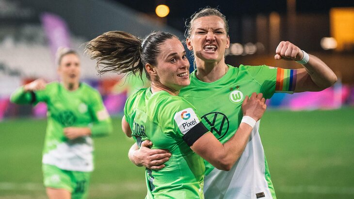 Die beiden VfL-Wolfsburg-Spielerinnen Alexandra Popp und Ewa Pajor nehmen sich in den Arm, ballen die Fäuste und jubeln.