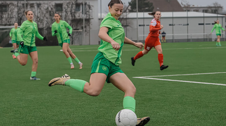 Eine U20-Spielerin des VfL Wolfsburg schießt den Ball.