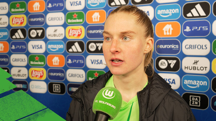 Die VfL-Wolfsburg-Spielerin Janina Ming am Mikrofon.