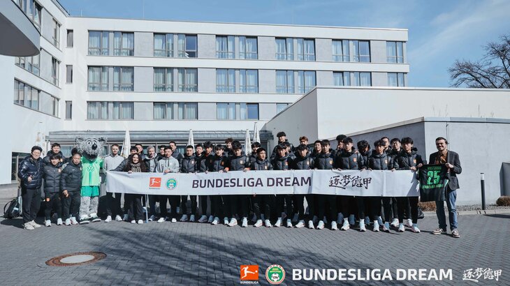 Spieler und Trainer der chinesischen U16-Nationalmannschaft mit Wölfi und Mitarbeitern der VfL-Wolfsburg-Akademie.