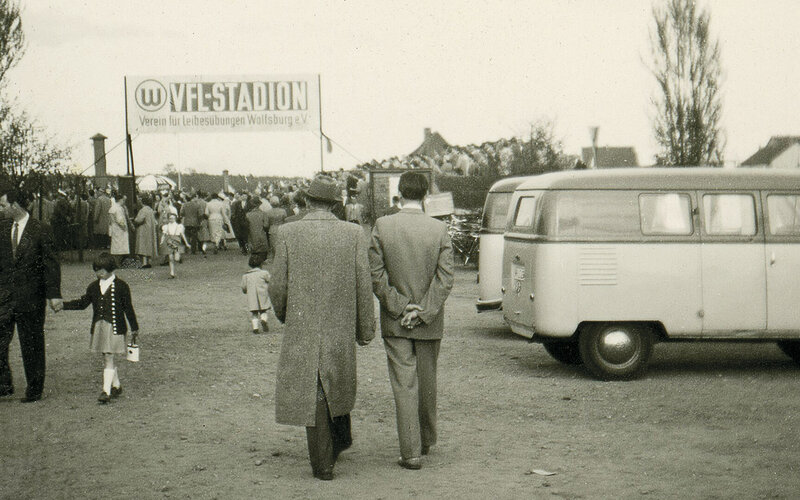 Fans laufen zur Eröffnung des VfL Wolfsburg-Stadion am Elsterweg.