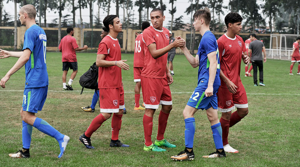 Handshake der U19 beim zweiten Spiel des Weifang Cups.