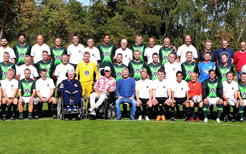 Ein Mannschaftsbild des VfL Wolfsburg-Traditionsteam zusammen mit dem gegnerischen Team.