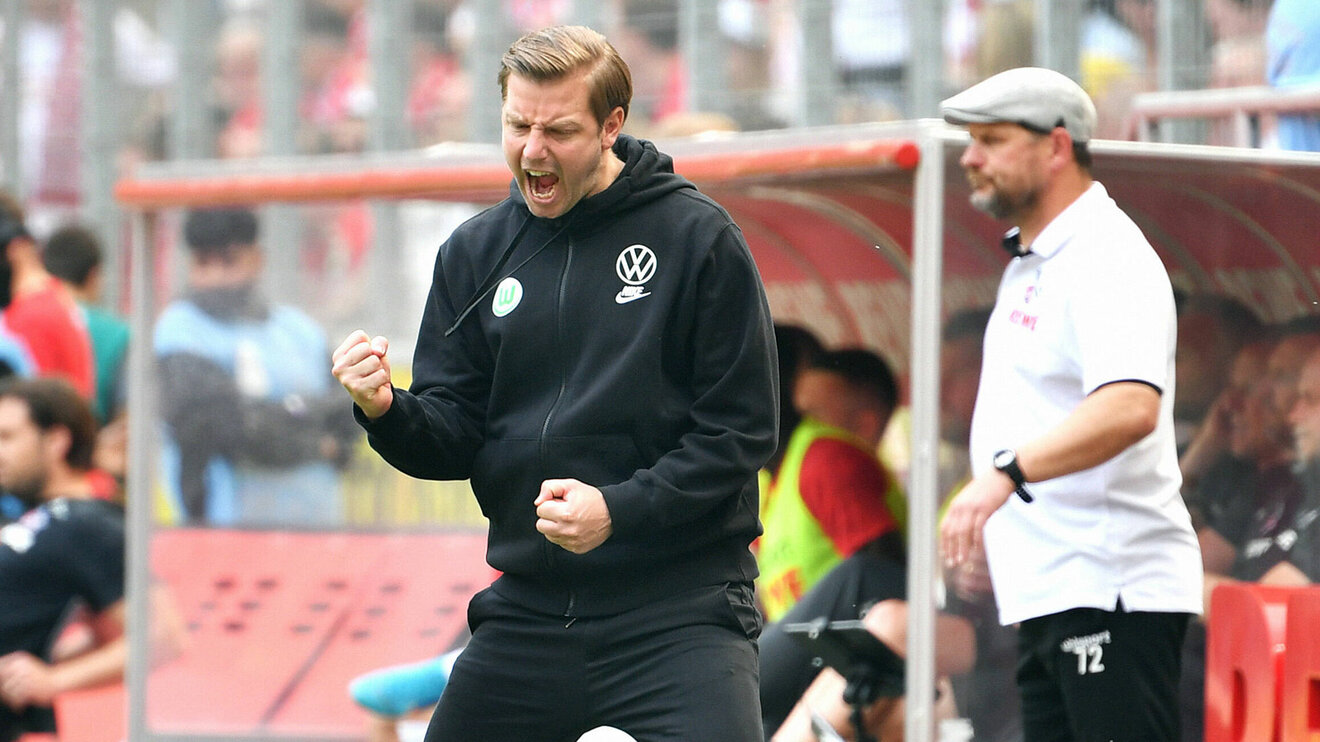 VfL-Wolfsburg-Trainer Florian Kohfeldt ballt die Fäuste und jubelt.
