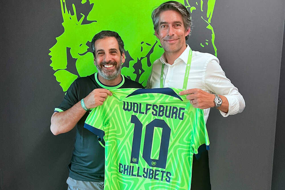 VfL Wolfsburgs Geschäftsführer Michael Meeske überreicht dem neuen Partner Chillybets ein Trikot.