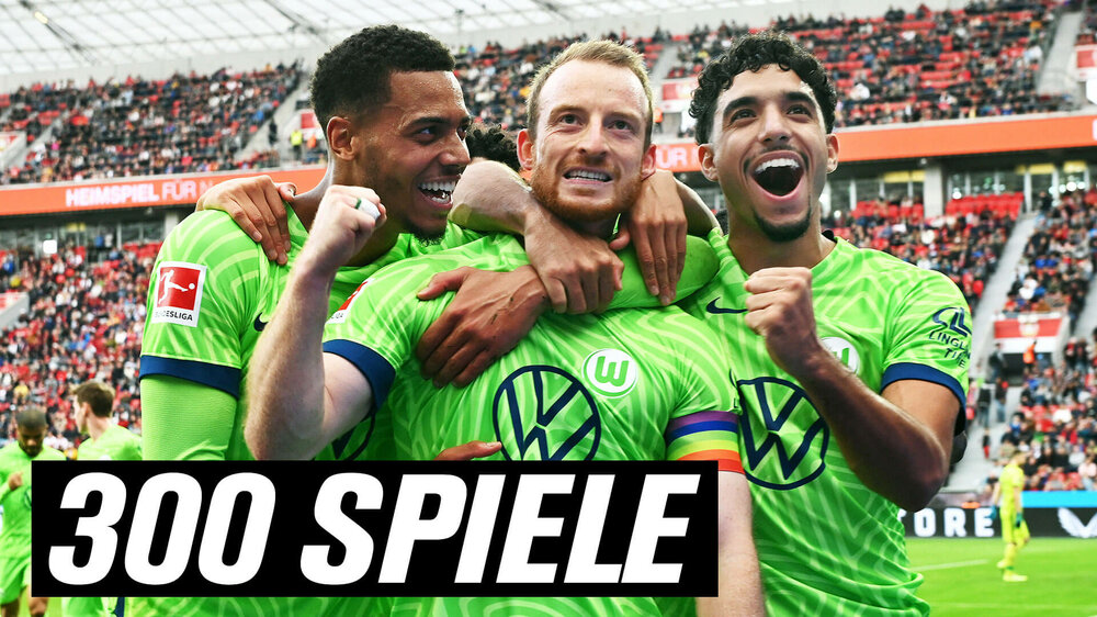 Der VfL Wolfsburg-Spieler Maximilian Arnold jubelt mit seinen Mitspielern.