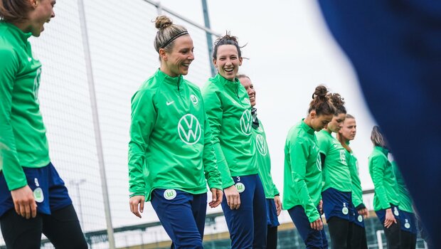 Die Spielerinnen des VfL-Wolfsburg lachen gemeinsam bei der letzten Trainingseinheit vor dem Uwcl-Spiel gegen Paris.