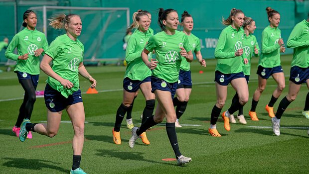 Die Spielerinnen des Vfl Wolfsburg laufen im Abschlusstraining vor dem UWCL Spiel gegen Arsenal.
