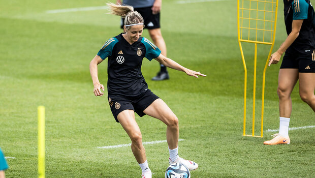 VfL-Wolfsburg-Spielerin Kathi Hendrick bei einer Ballübung im Training.